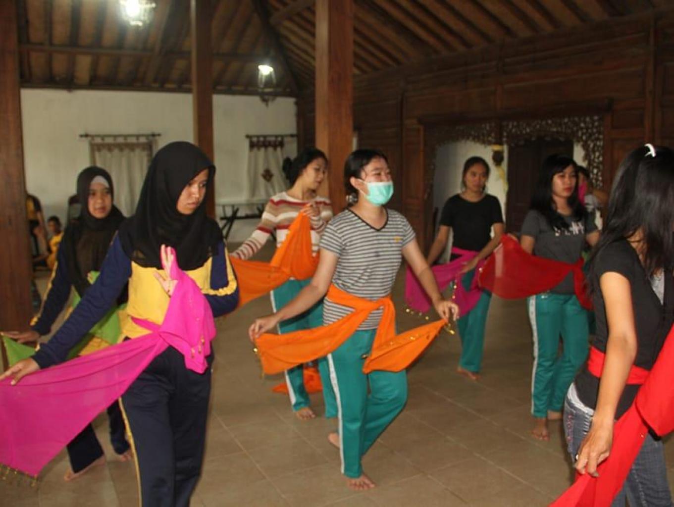 Belajar Tari Tradisional