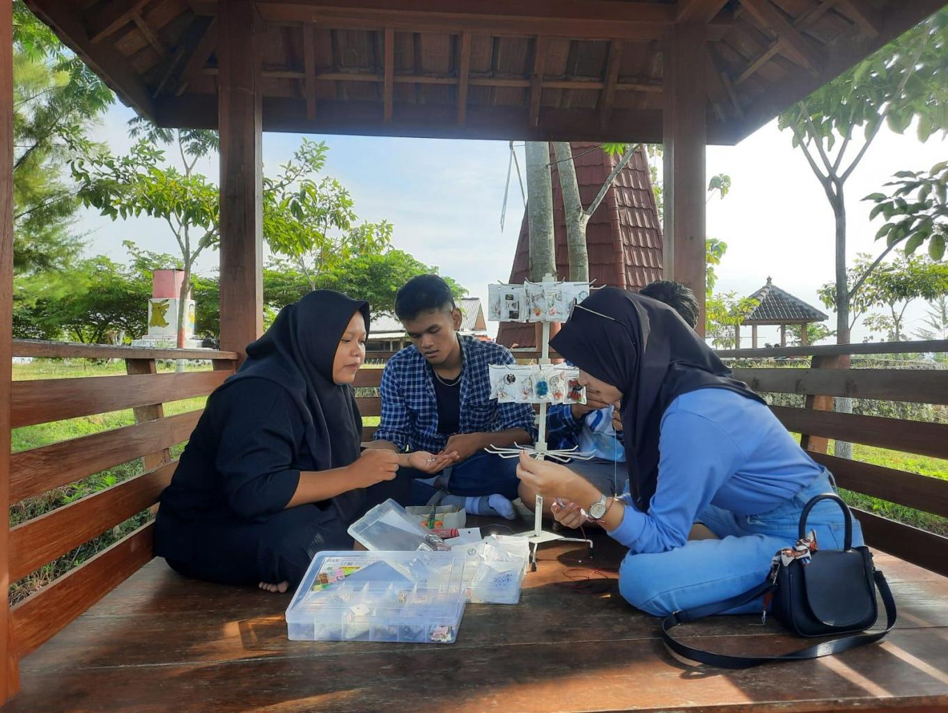 Pembuatan Gantungan Kunci dan Gelang 