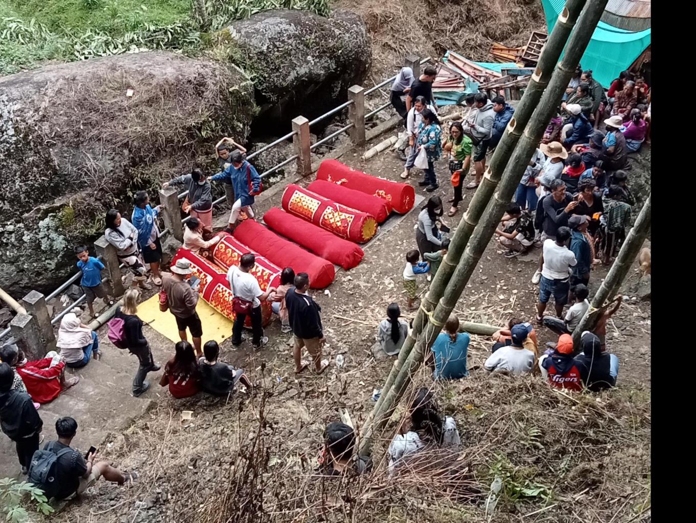 Ma'nenek(Ritual orang Toraja memperbaharui kain kafan para jenasah leluhur)