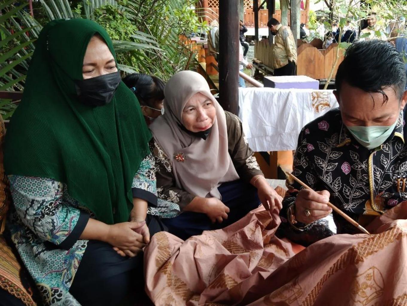 Belajar Membuat Batik Mangrove