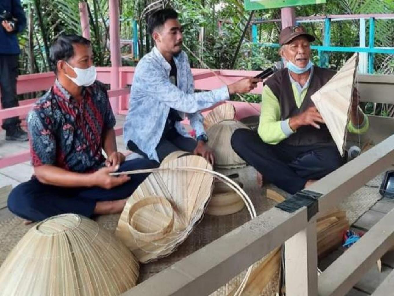 Belajar Menganyam