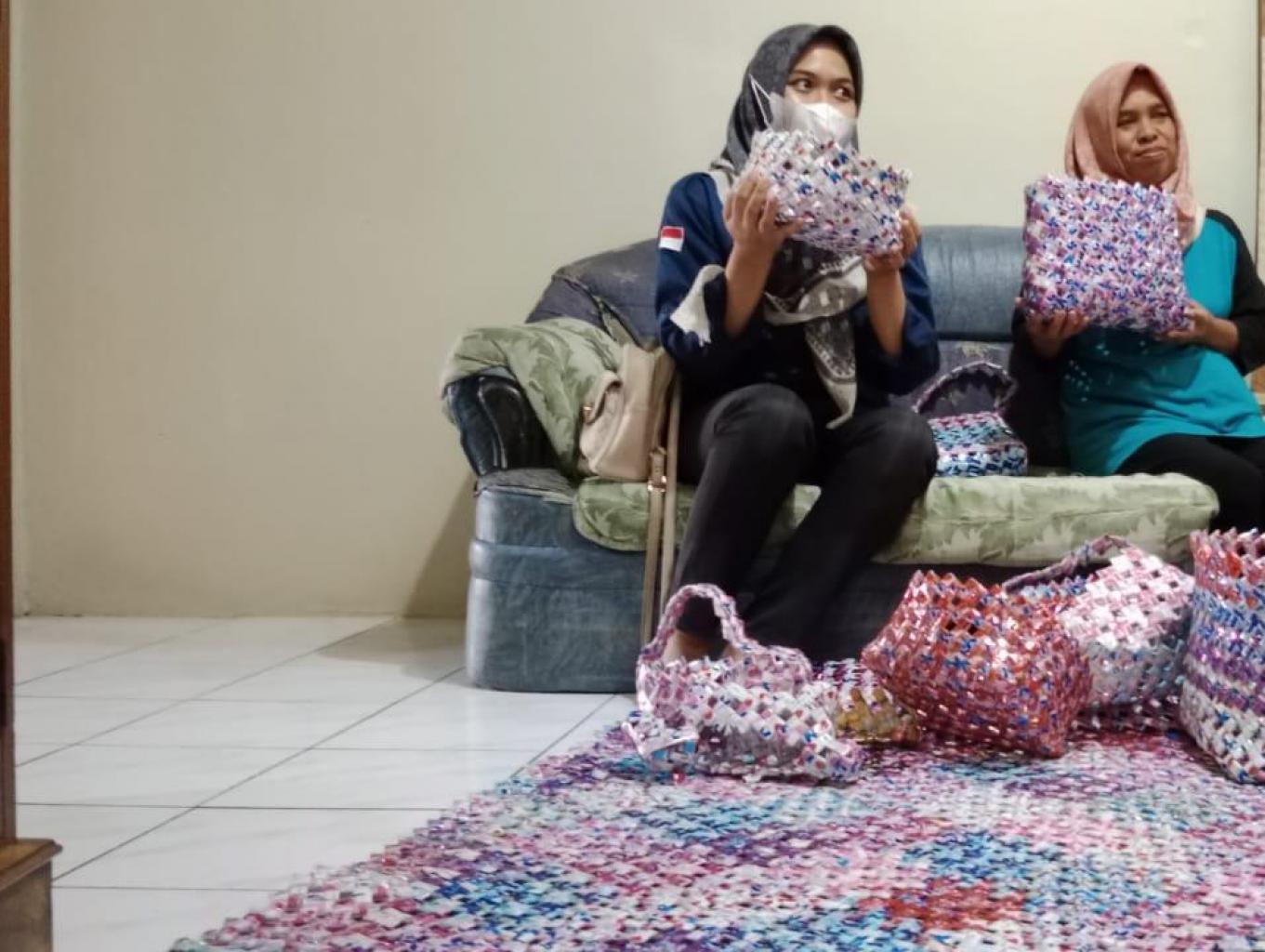 Kerajinan berbahan dasar limbah rumah tangga