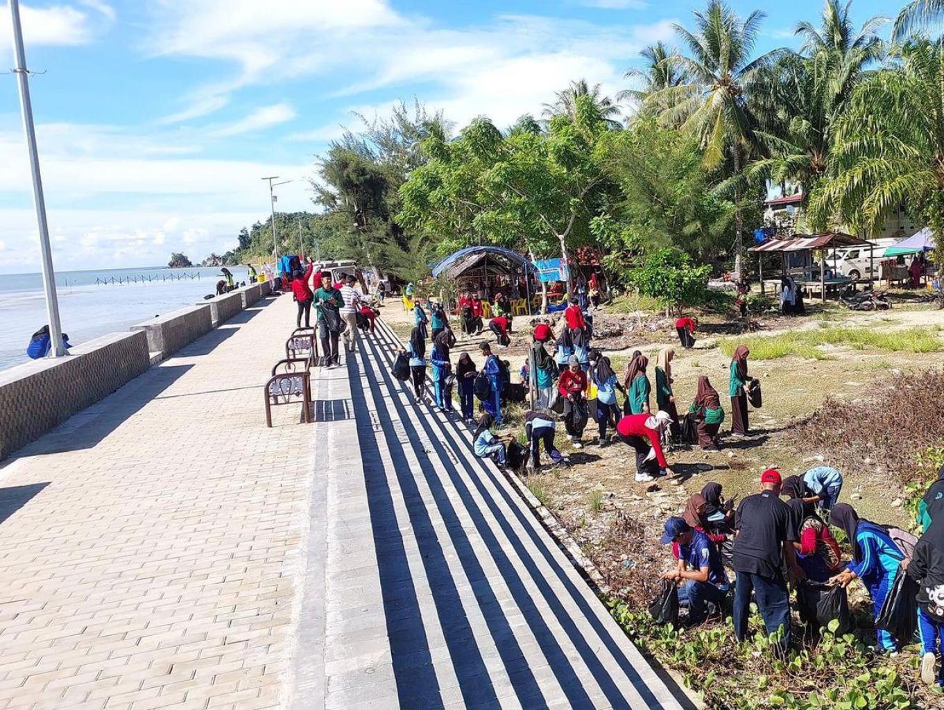 Kerja Bakti Di Pantai Kayu Angin