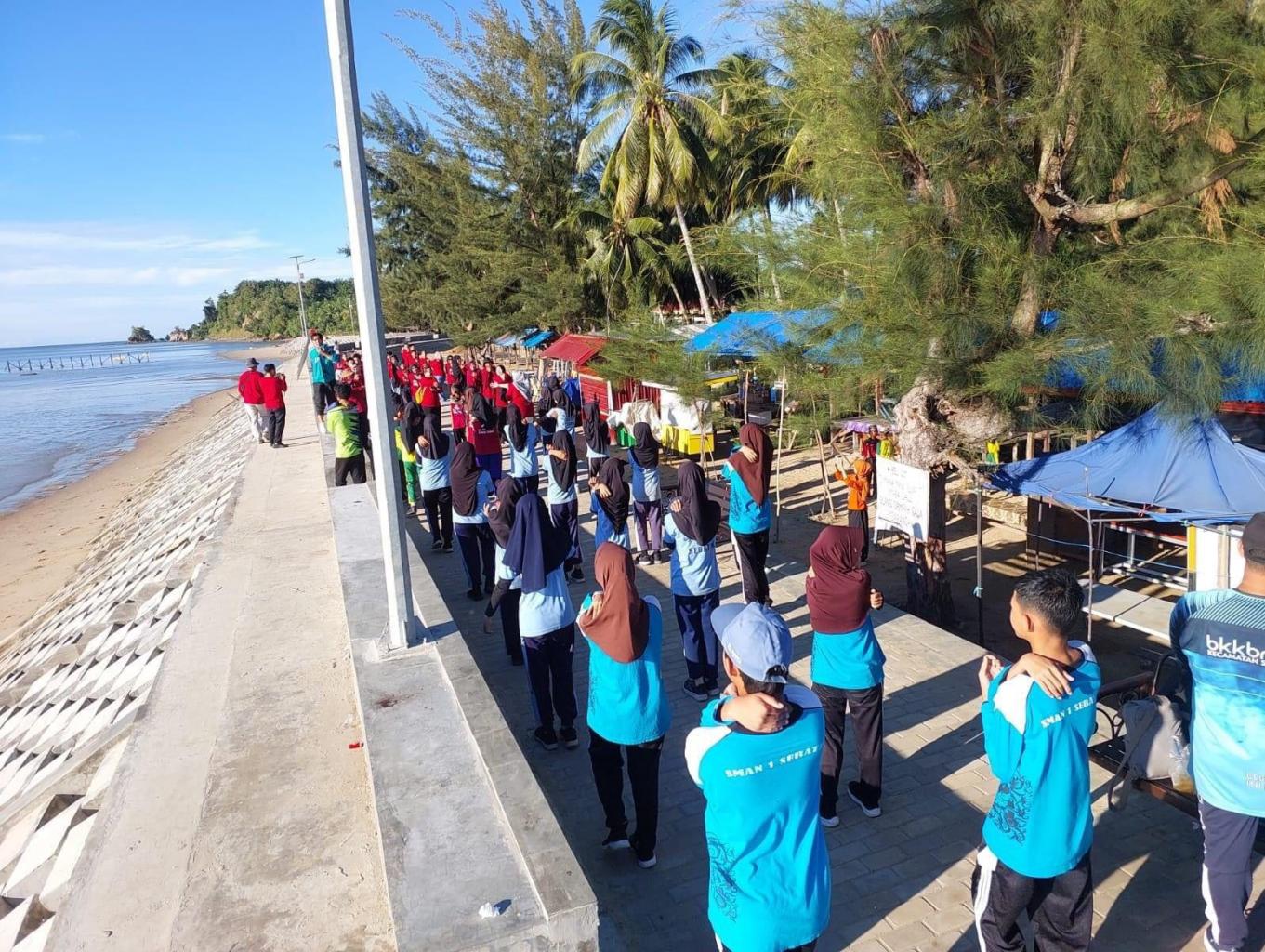 Senam Bersama di pantai kayu Angin