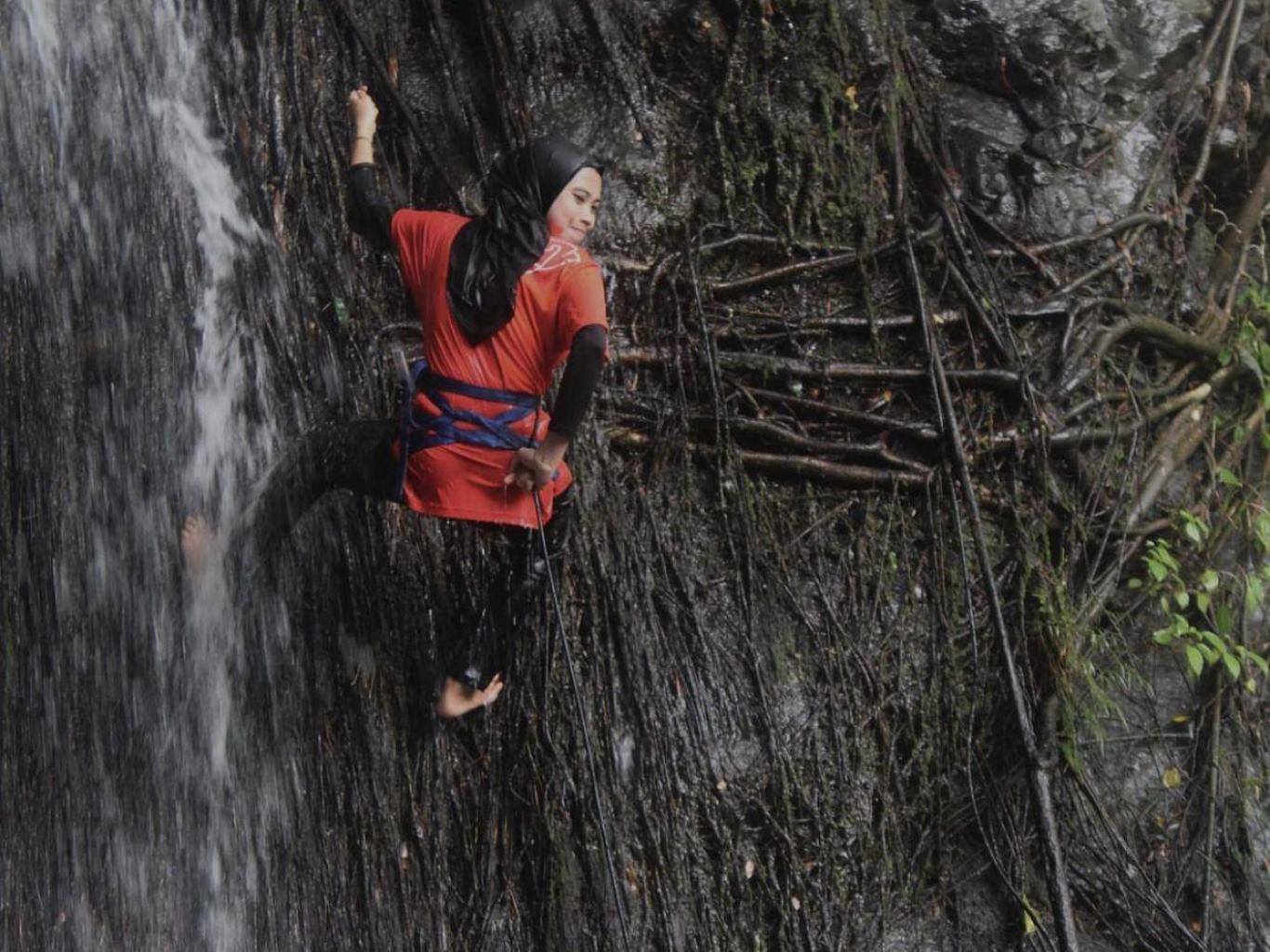 Bemputue Waterfall Rappelling (Repling Air Terjun)