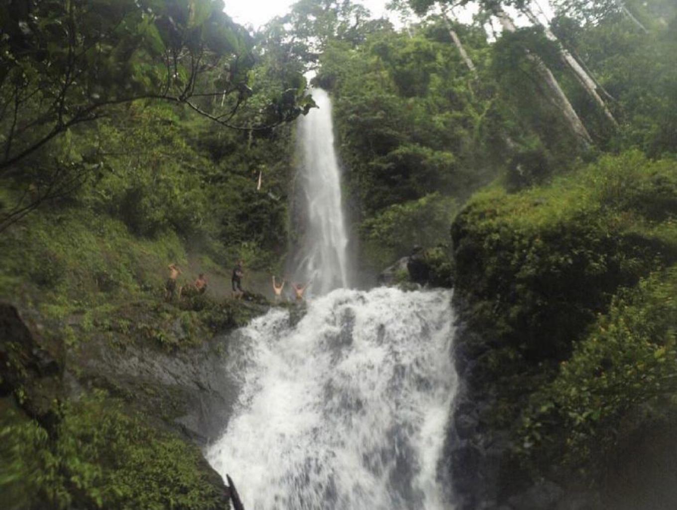 Wisata Air Terjun Waempuange