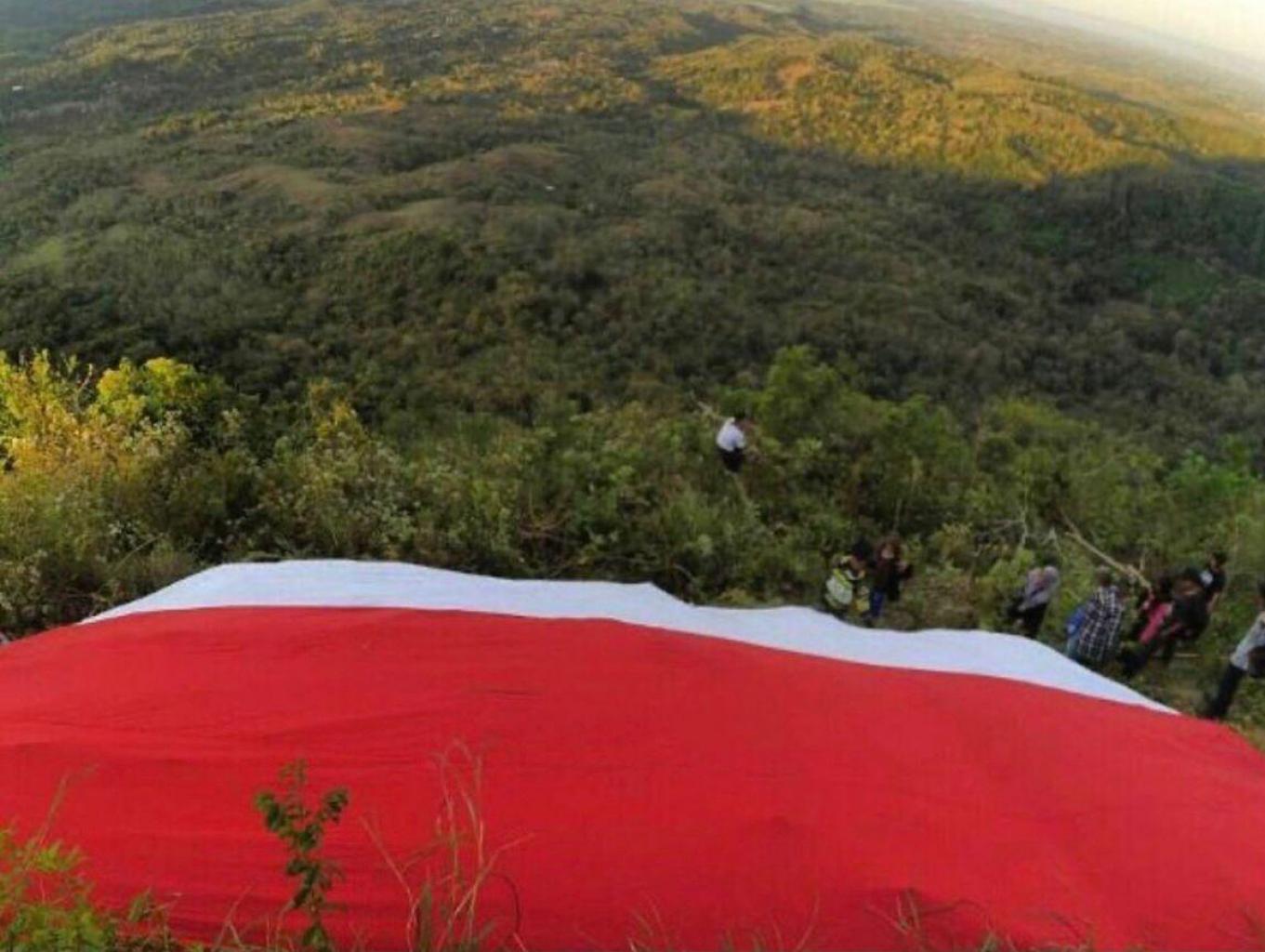 Pengibaran Bendera Merah Putih Raksasa Bulu Lasokka