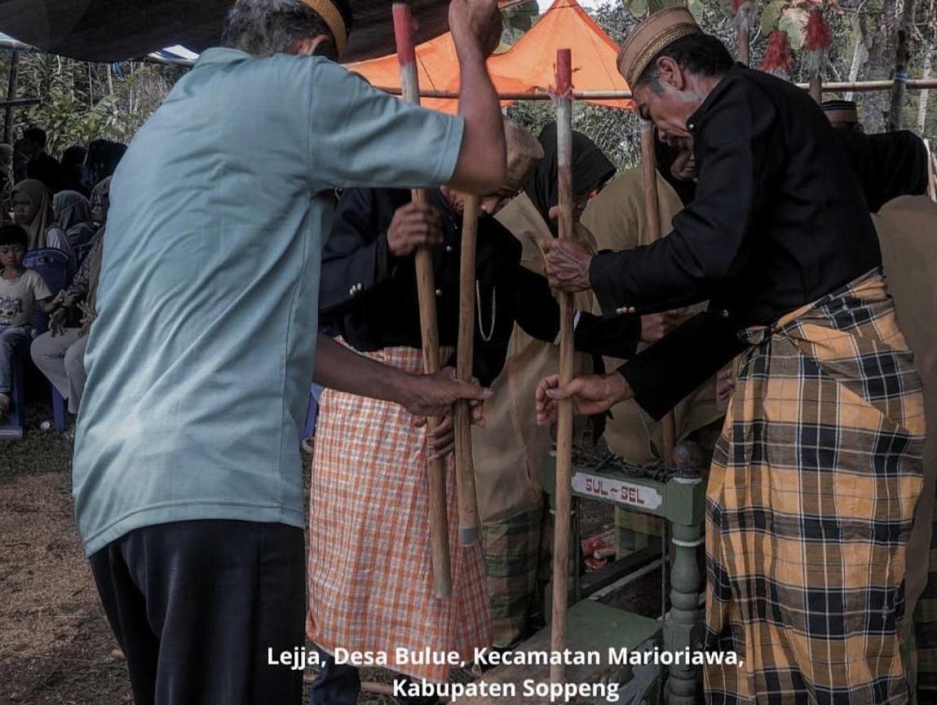 Atraksi Mappadendang