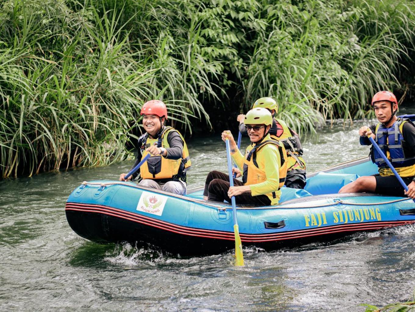 Rafting ( arung jeram )