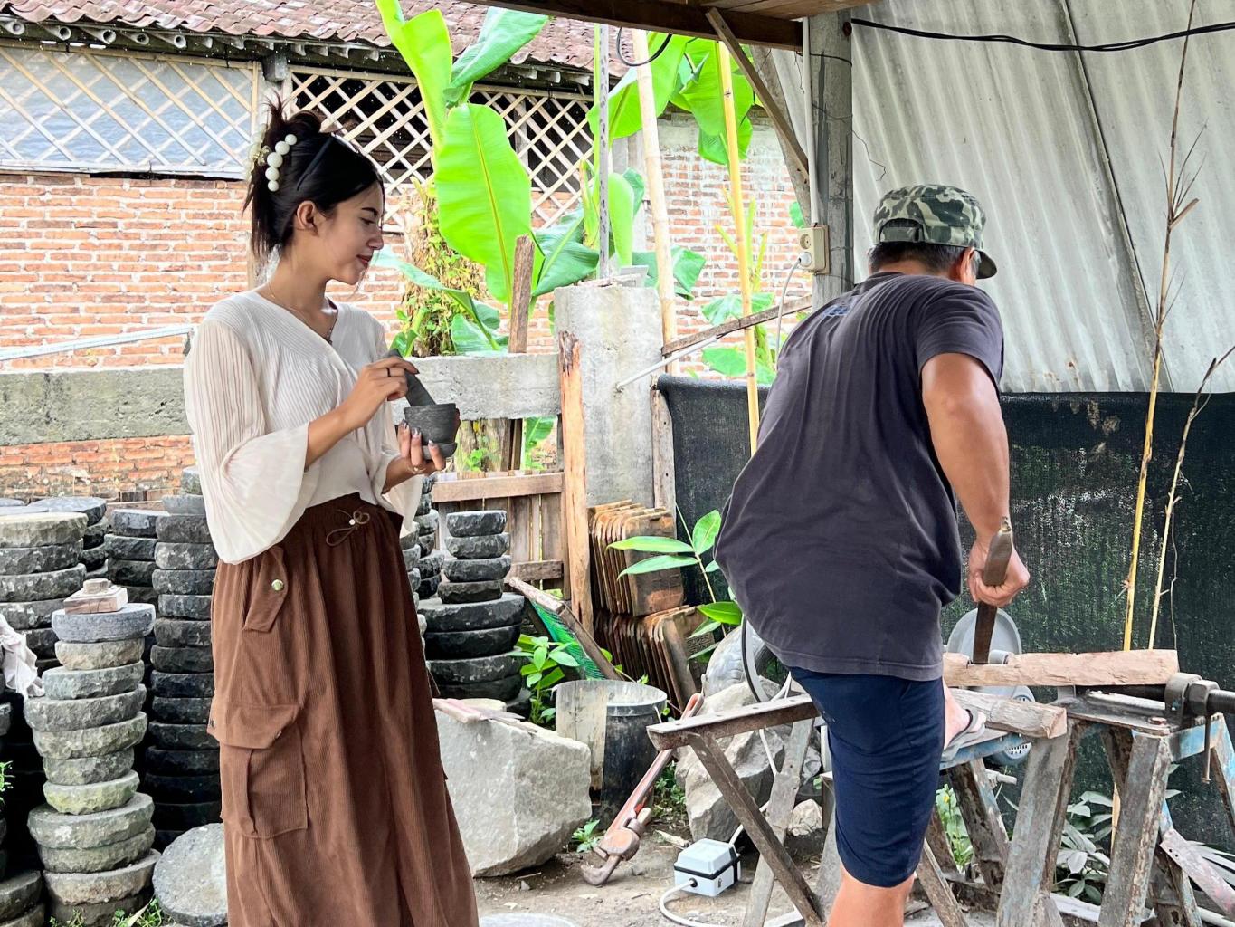 Edukasi cara membuat Cobek asli dari Batu Kali