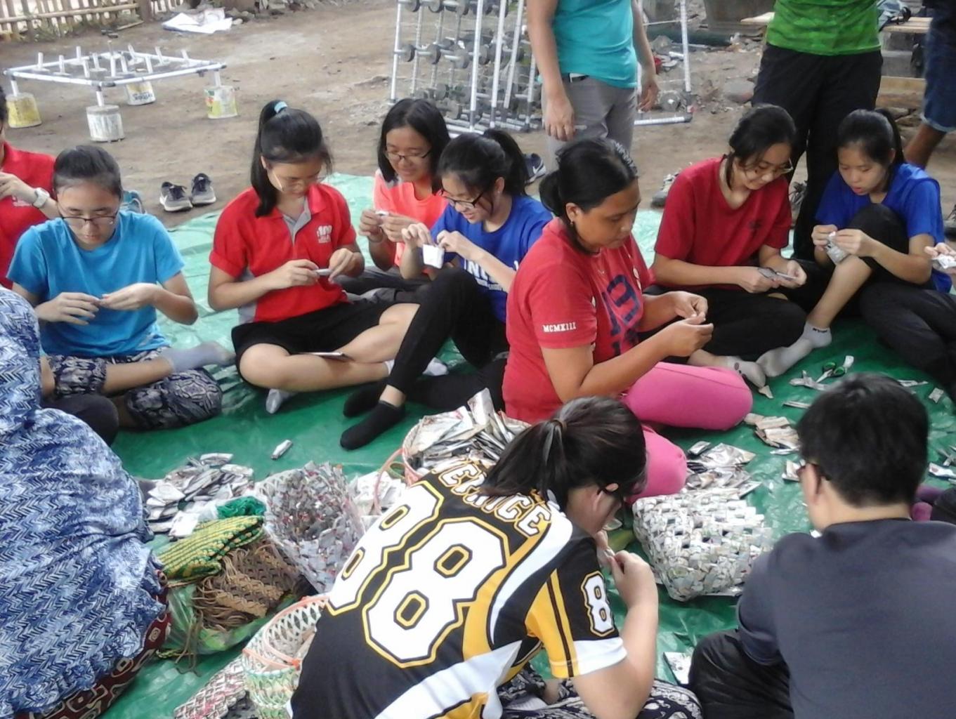 Pembuatan Tas Dari Sampah Plastik