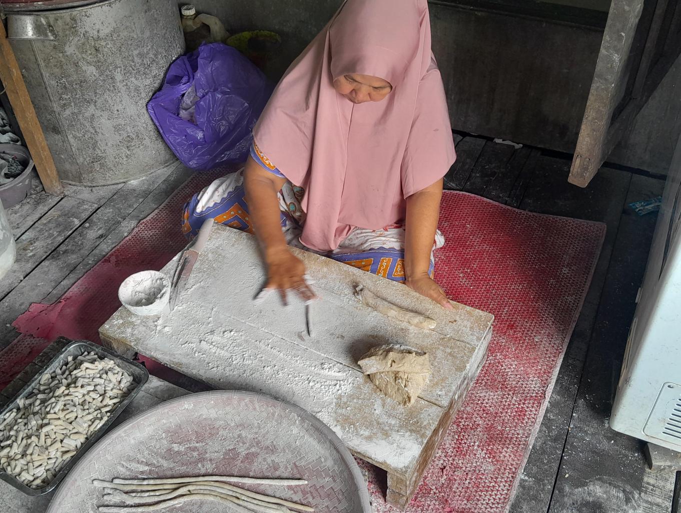 Pengolahan amplang di desa wisata Surgi Mufti