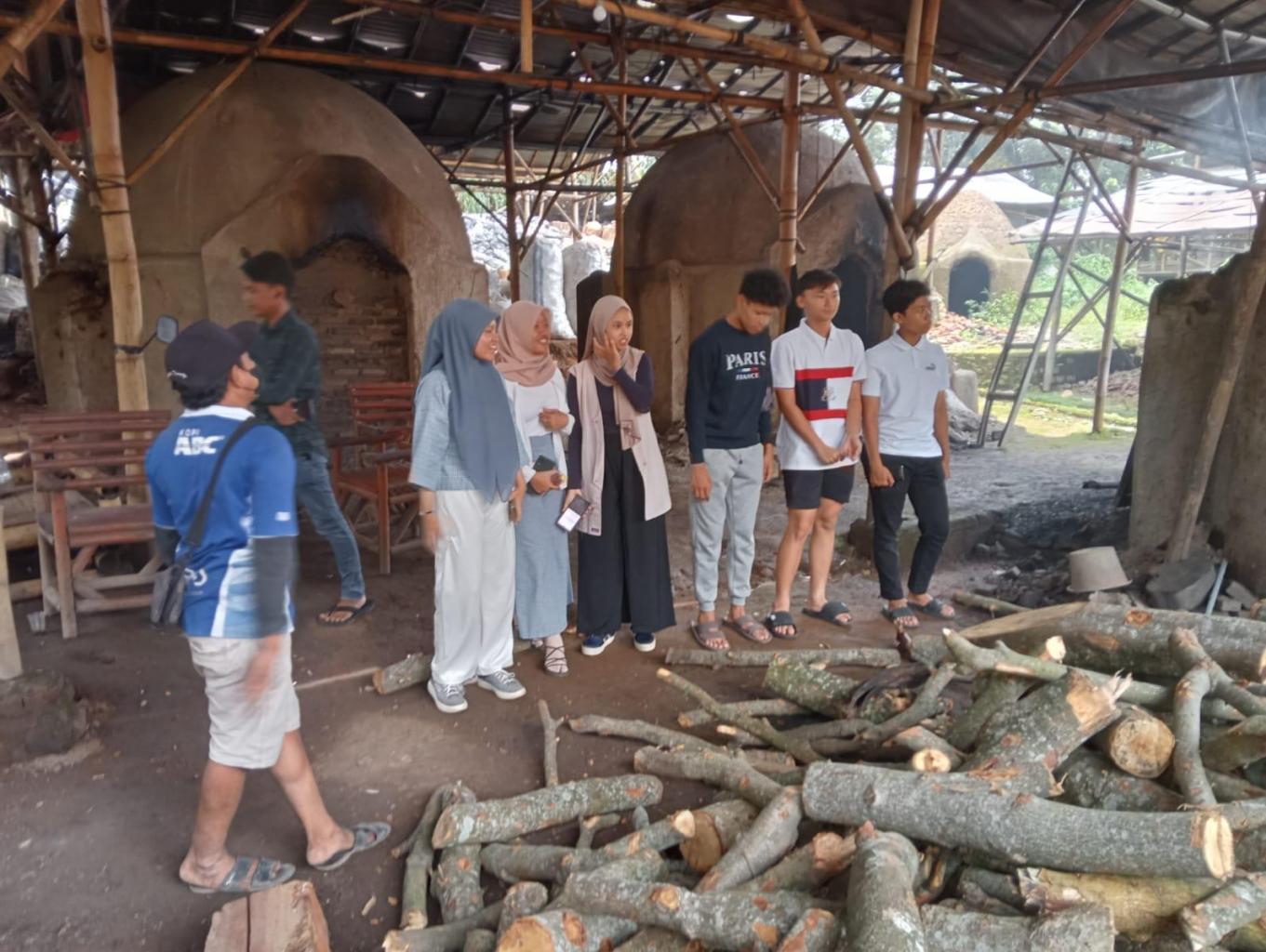 Pembuatan arang kayu