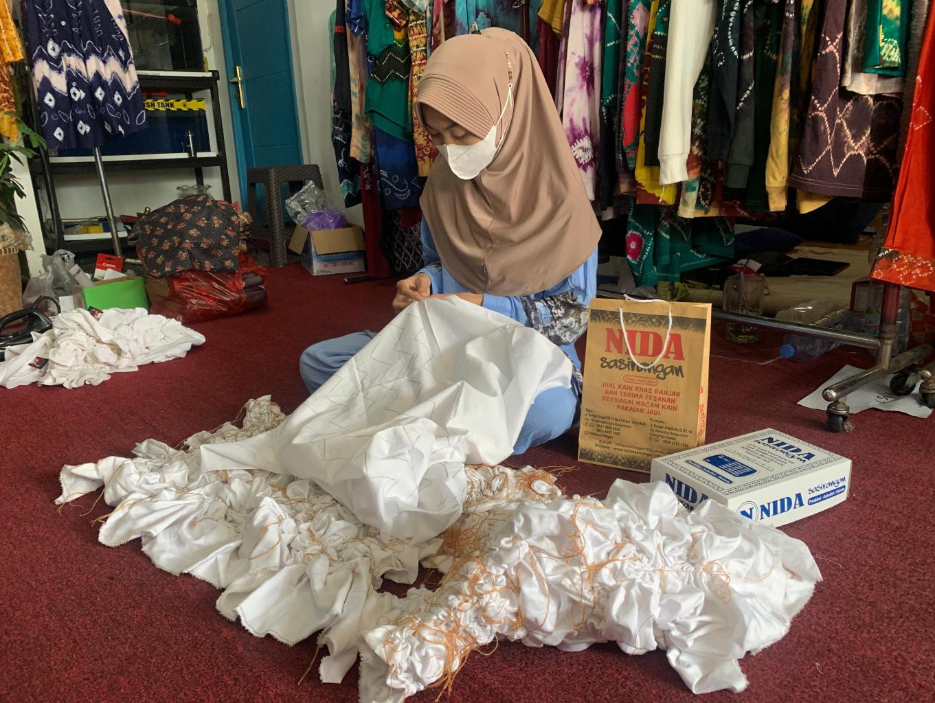 Menjelujur kain sasirangan