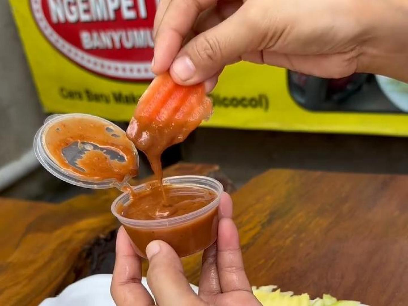 Daya tarik atraksi wisata buatan kampung kuliner rujak 