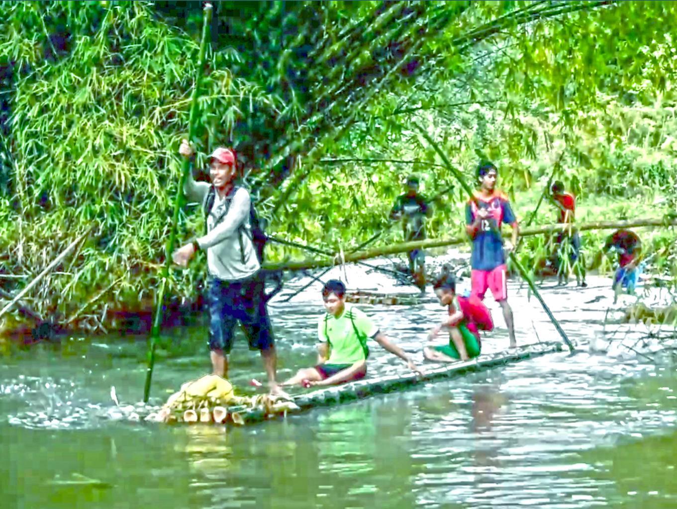 Pesona Atraksi Susur Sungai dengan Rakit Bambu