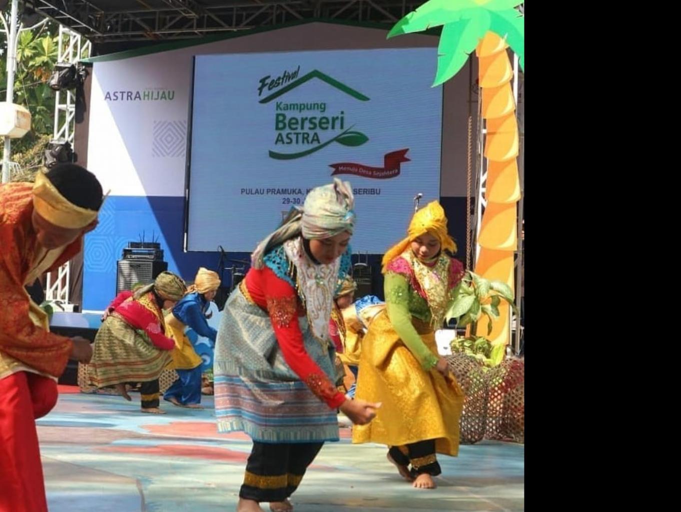 TARIAN ADAT MEMAKAI BAJU DAUR ULANG