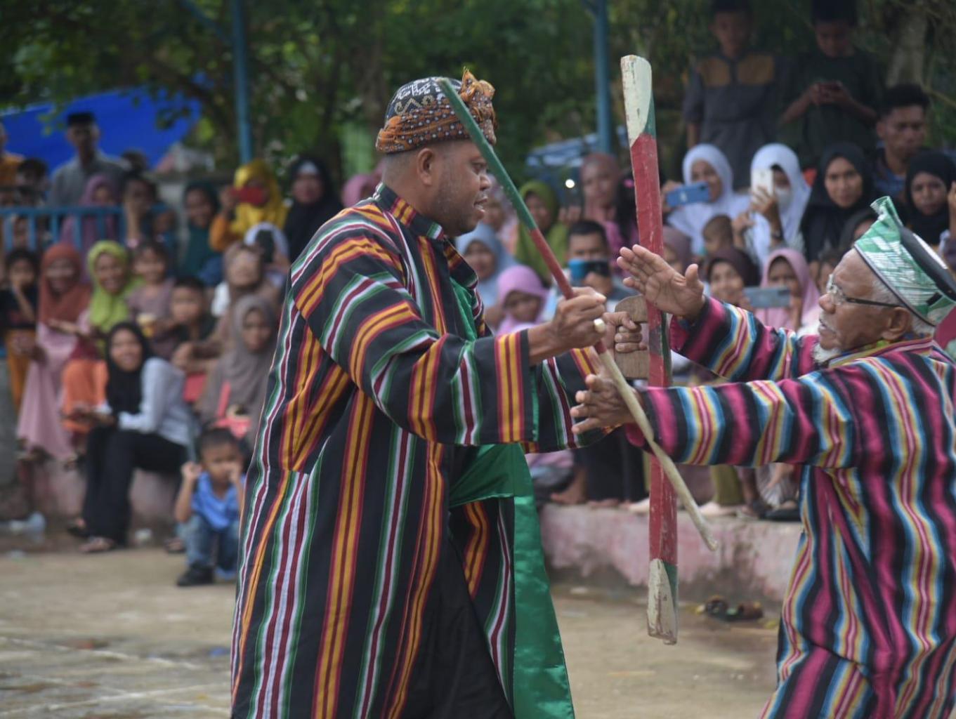 Tarian Adat Mangaru