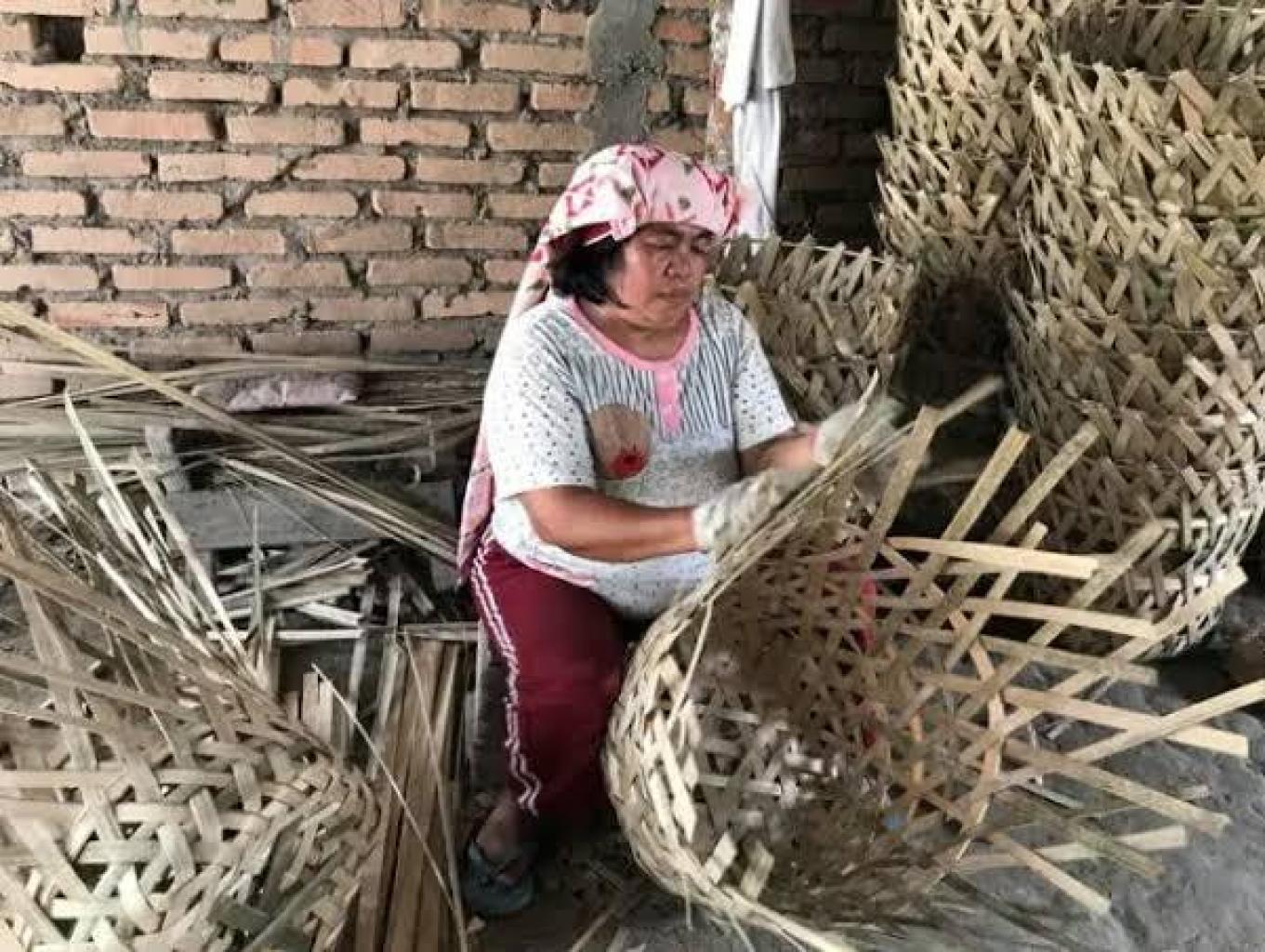 Kerajinan Keranjang Bambu