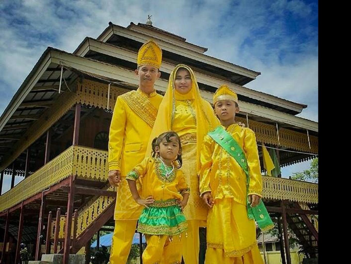 PAKAIAN ADAT BUDAYA TOLITOLI