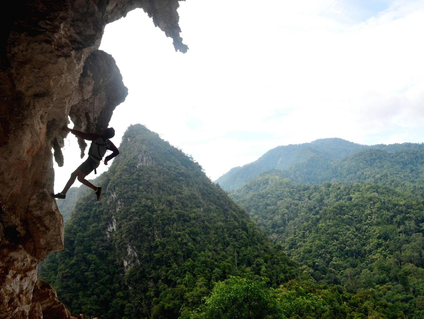 Panjat Tebing Bukit Karst