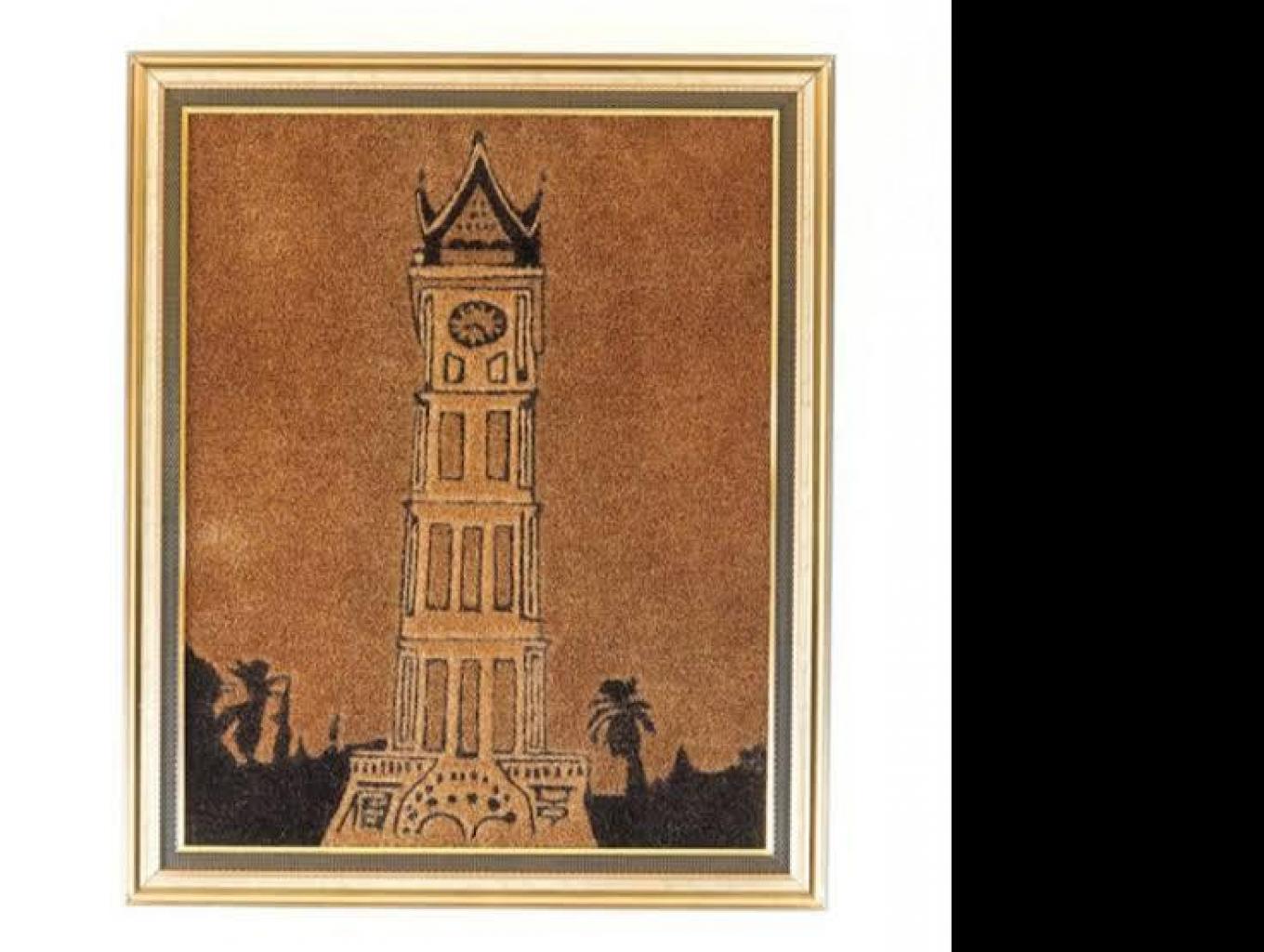 Lukisan jam gadang dari sabut kelapa 