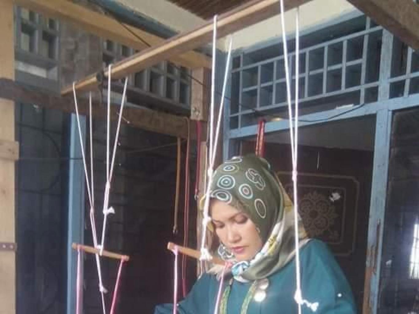 Menenun Kain dengan Alat Tenun Tradisional