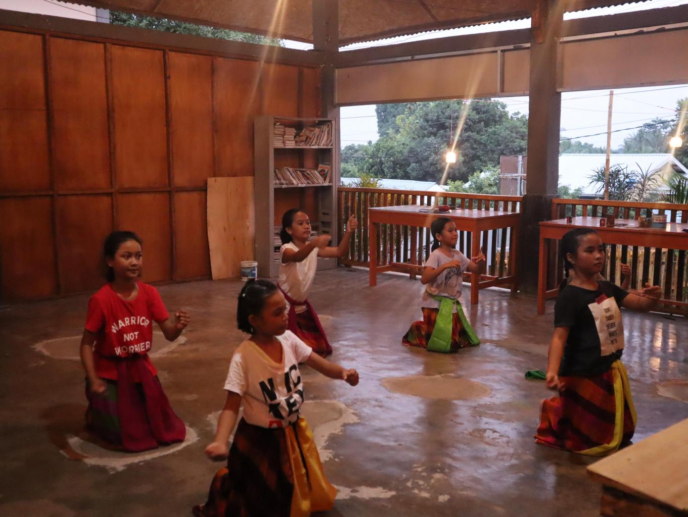 tari adat bayan