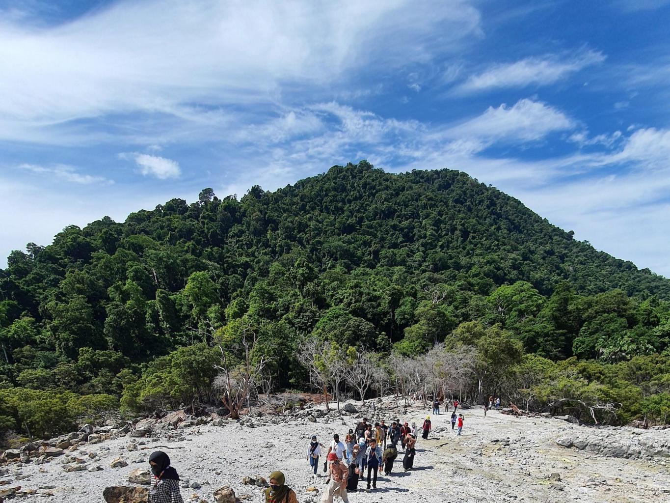 Trekking Di Gunung Berapi Jaboi