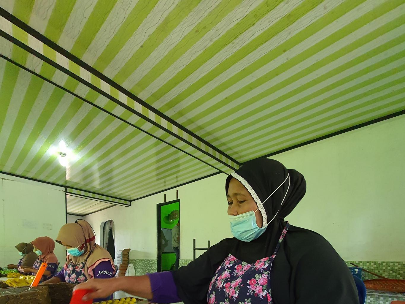 Membuat Kue Kacang Hijau