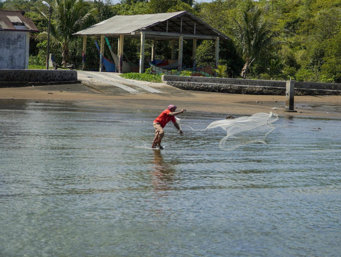 Menjala Ikan