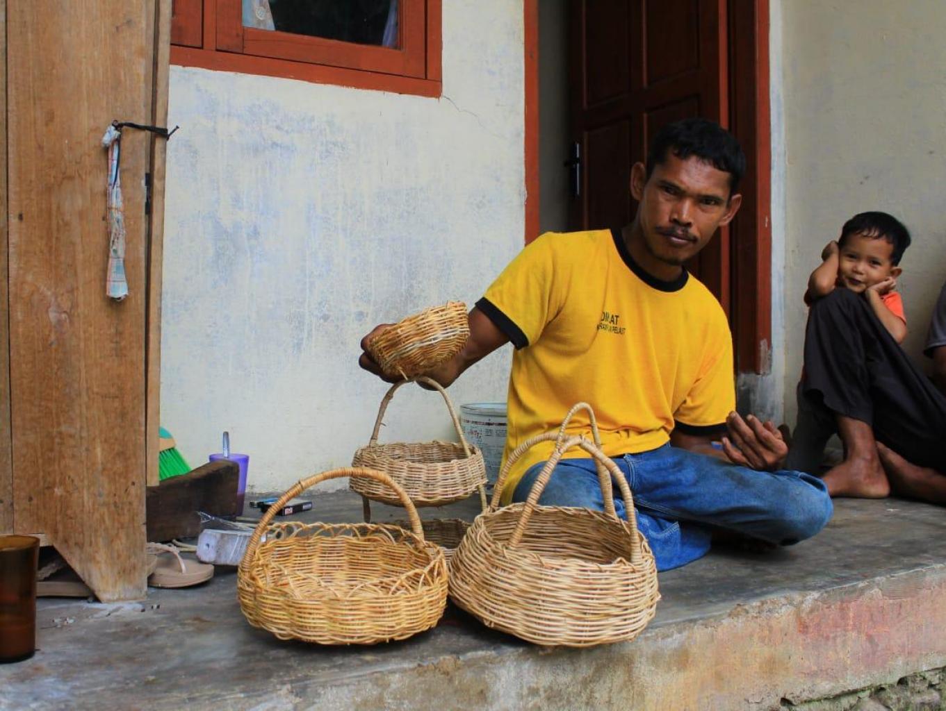 Membuat Anyaman Rotan