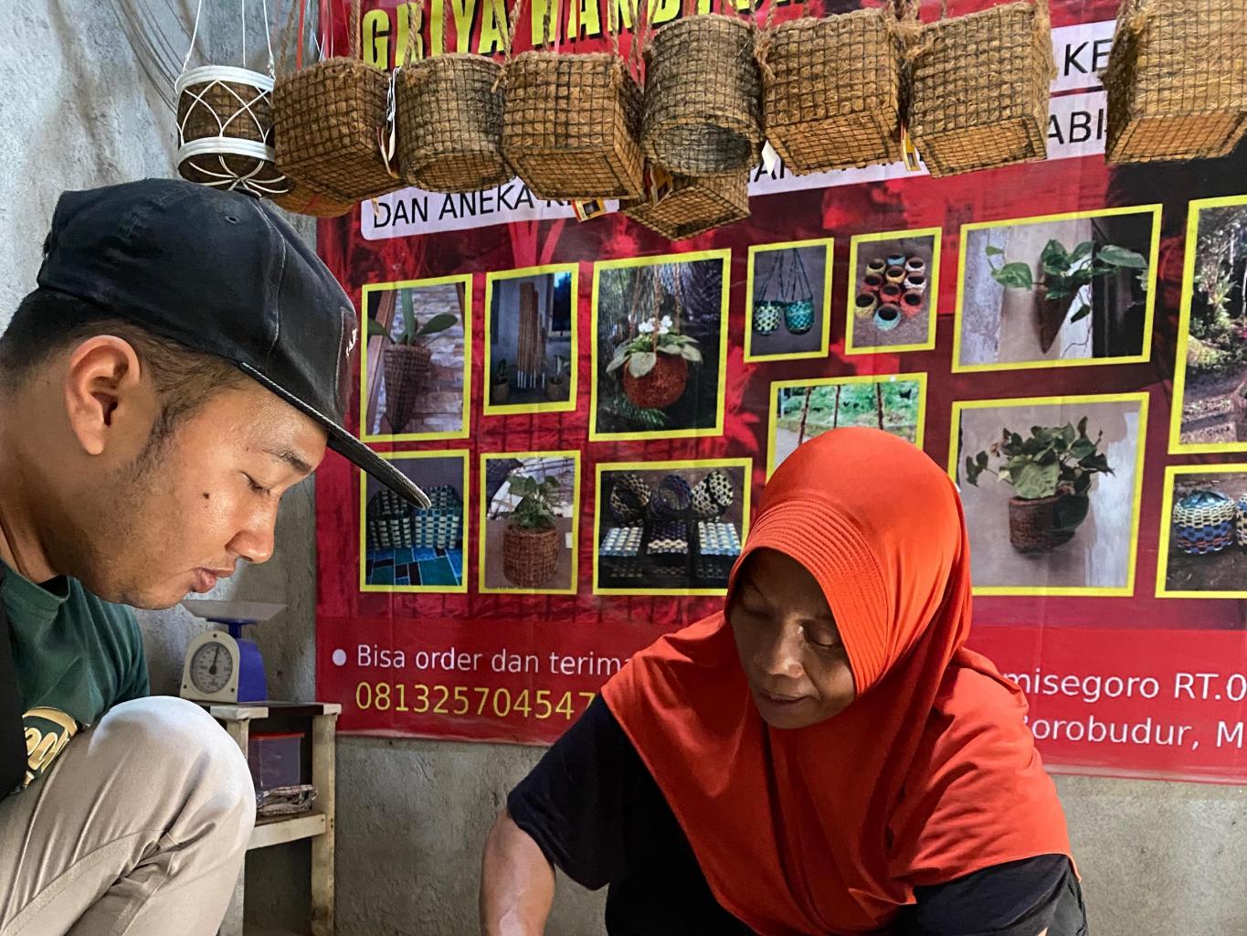 Edukasi Pot Sabut Kelapa di Griya Handycraft Disabilitas