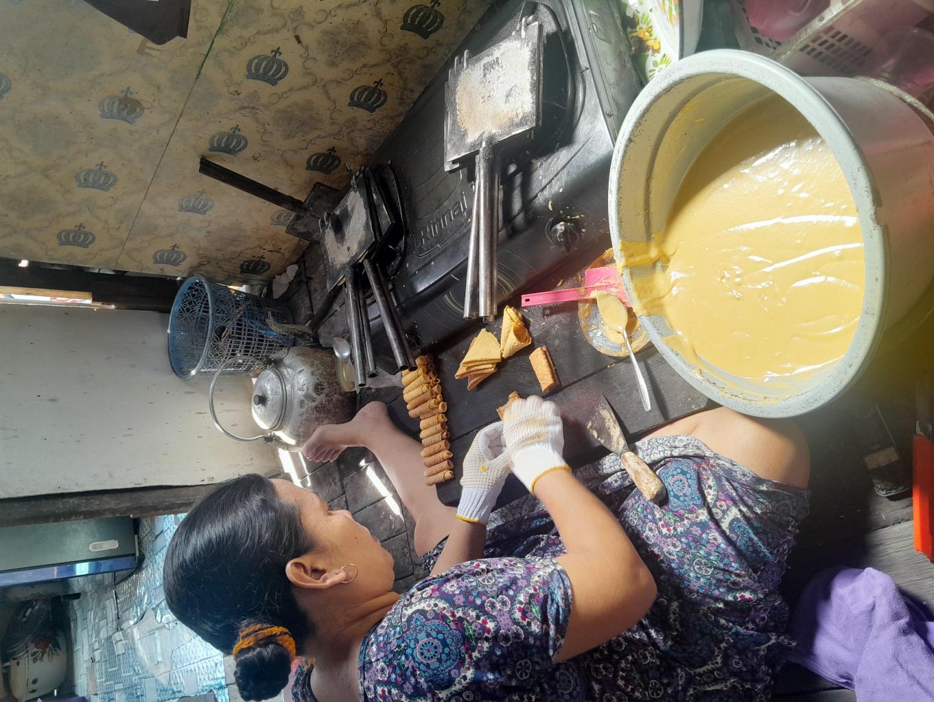 Proses pembuatan kue rokok oleh masyarakat