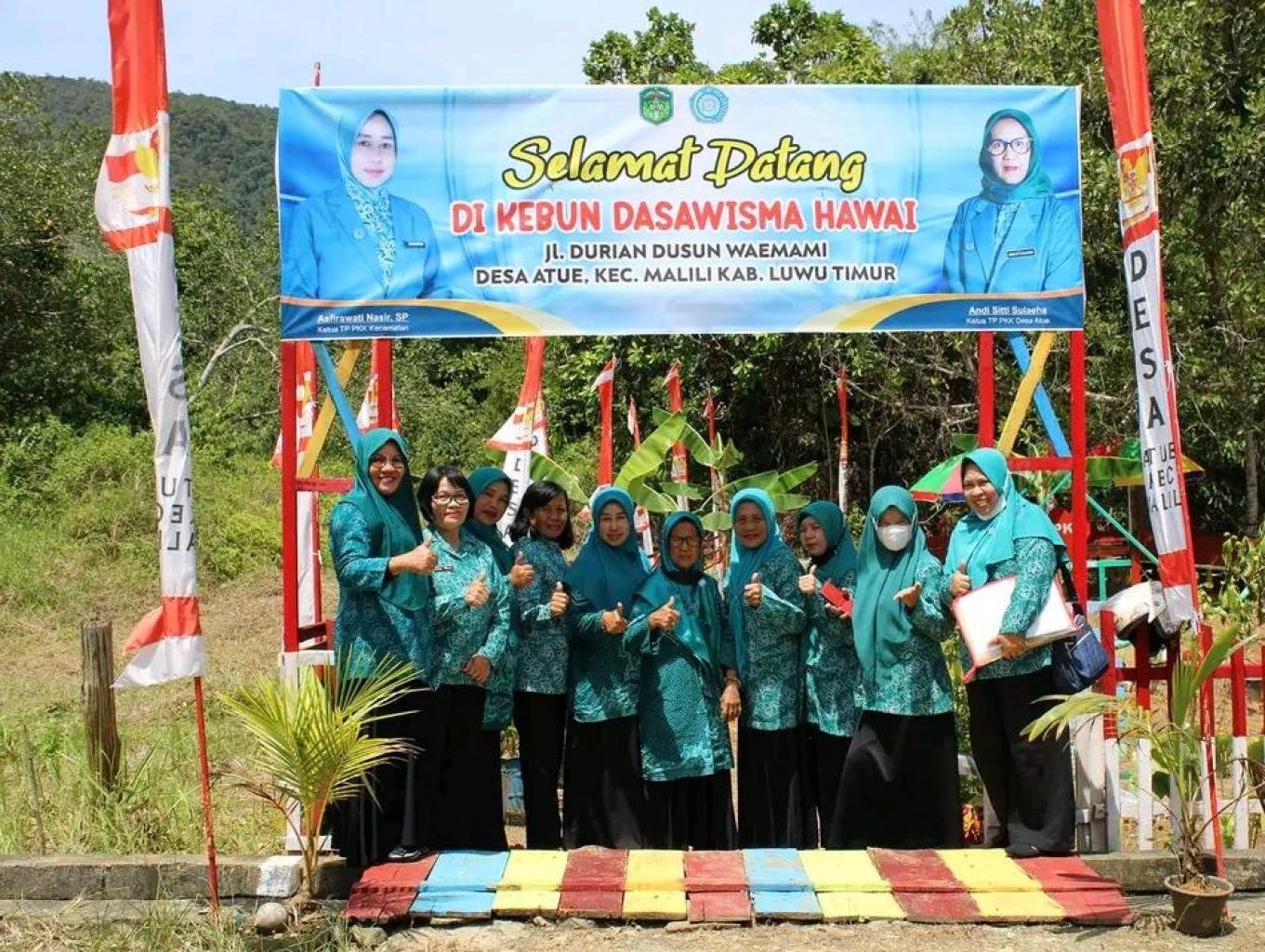 Menanam bibit tanaman herbal sambil berlajar