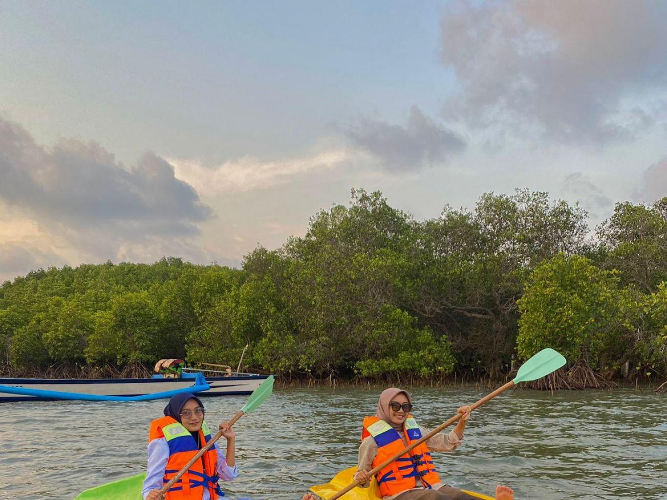 Explore Hutan Mangrove menggunakan perahu kano