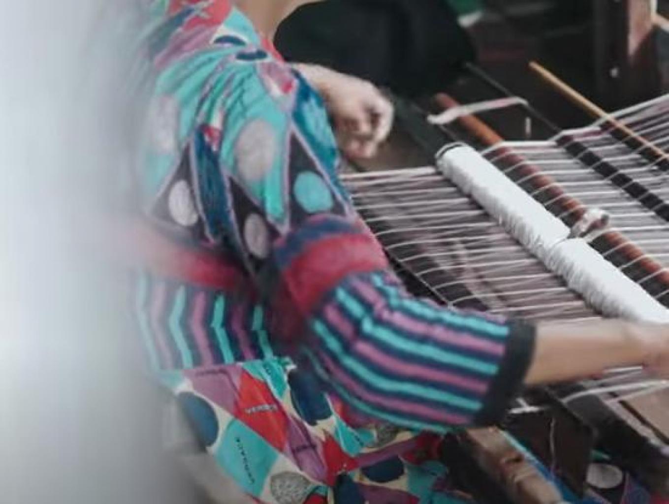Manette' (Pembuatan Sarung Tenun Mandar)
