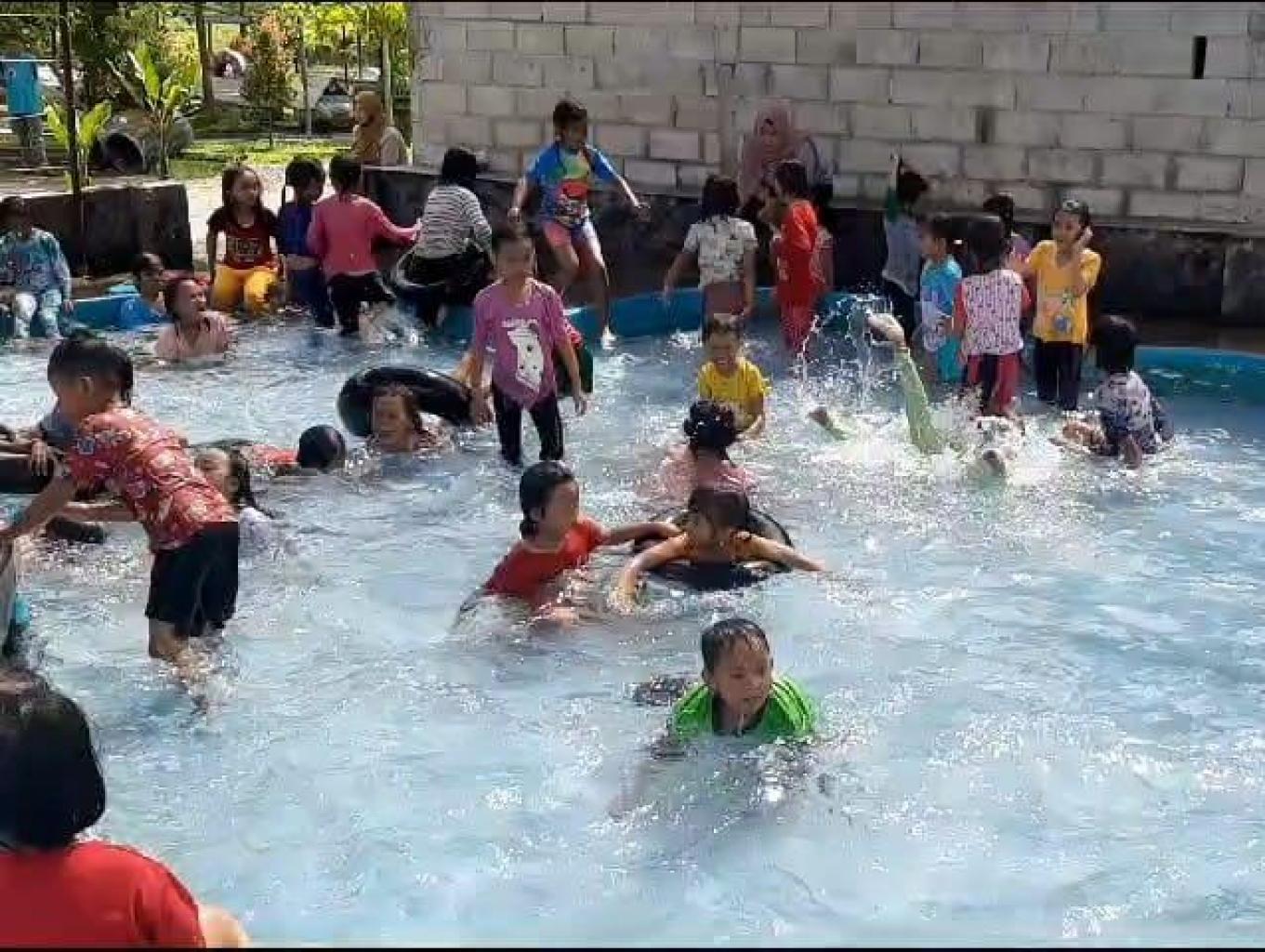 Berenang di Kolam Tengah Sawah