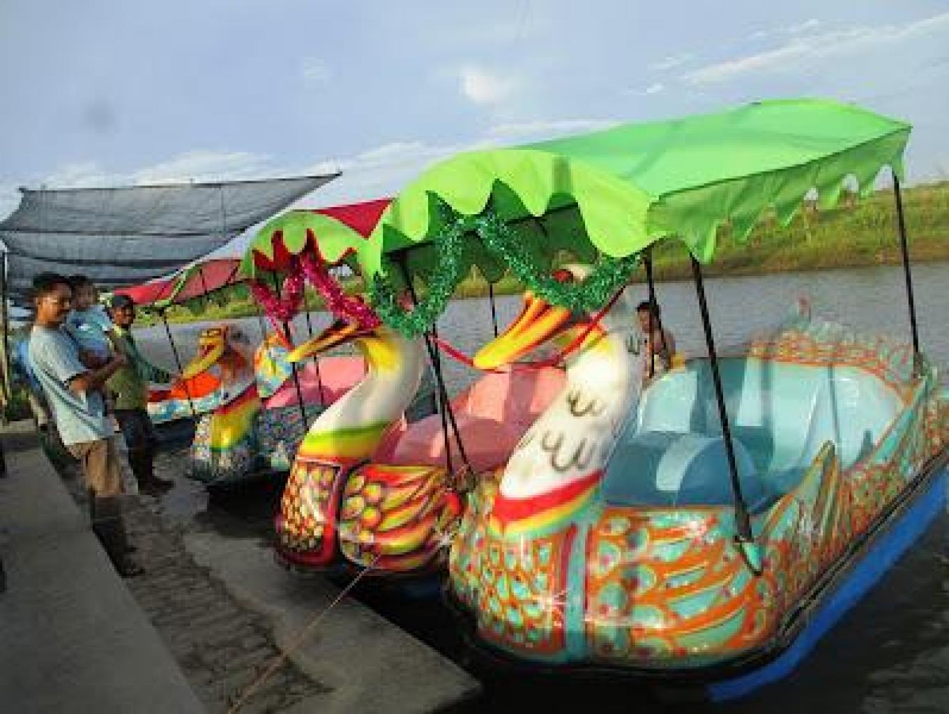 Permainan Bebek Air di Embung Persawahan