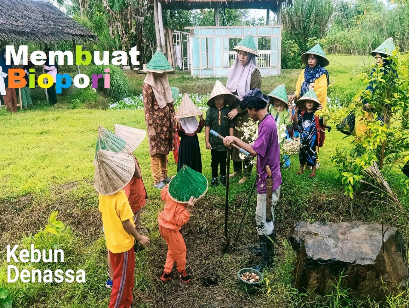 Praktik Membuat Biopori