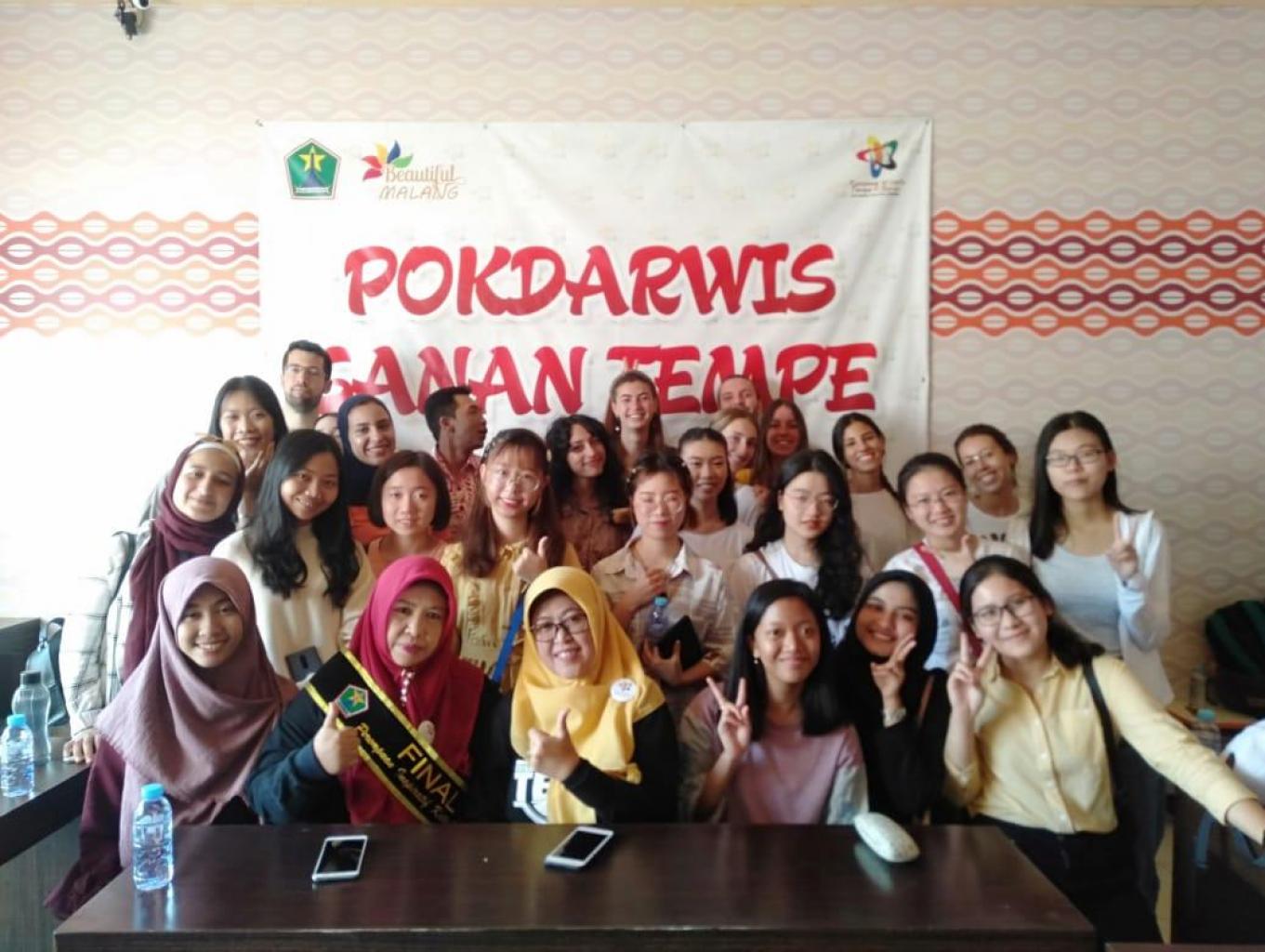 Kunjungan dari mahasiswa luar negeri ke Kampung Sanan Tempe