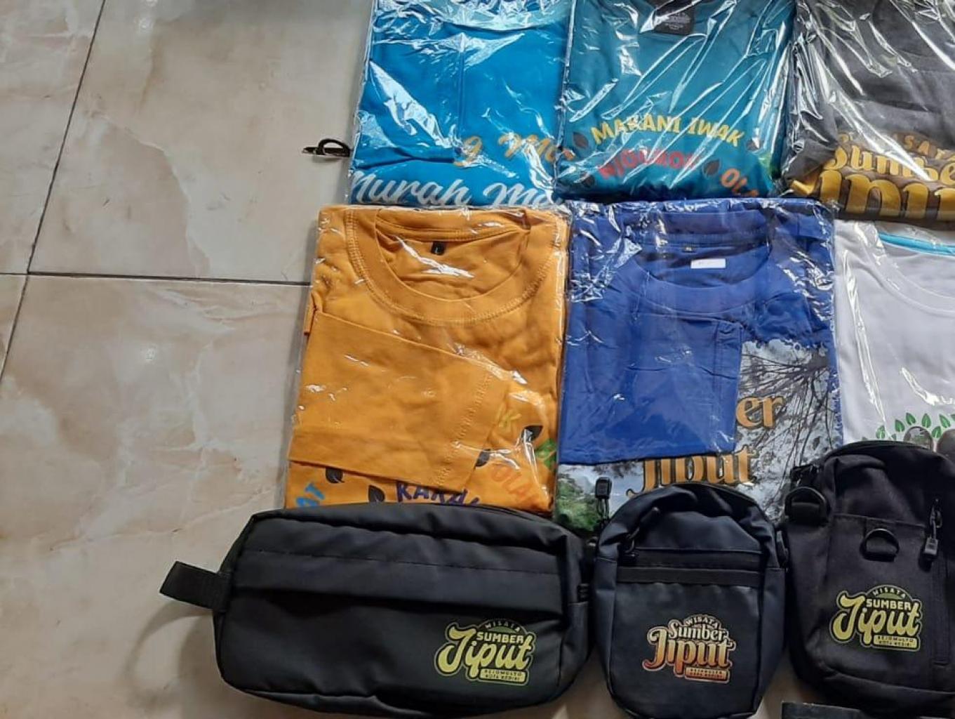 Kaos dan tas sumber jiput