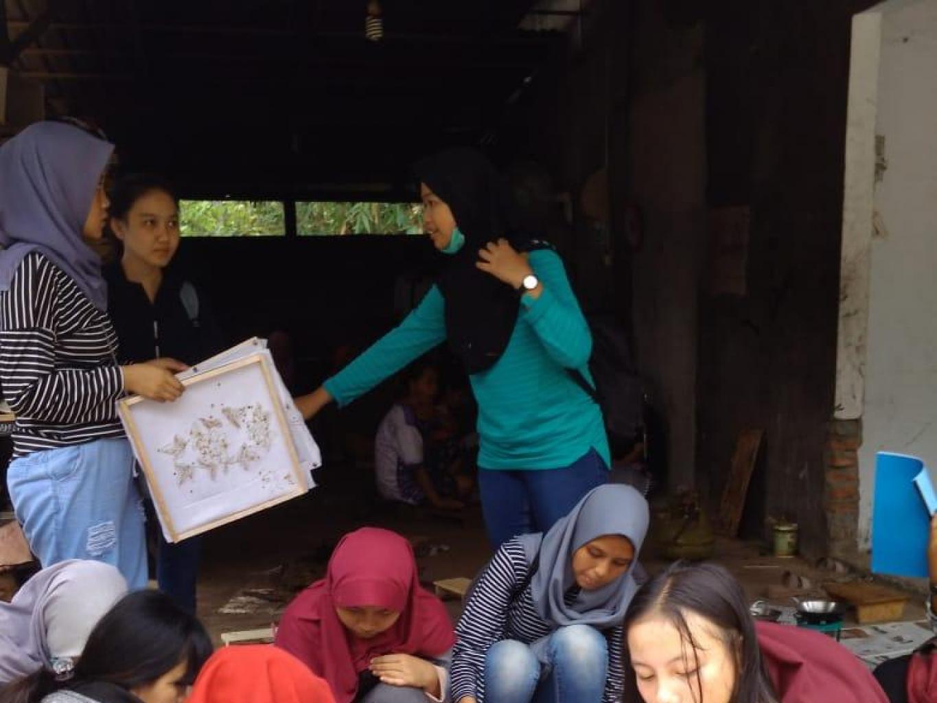 Edukasi batik tulis dengan media kain