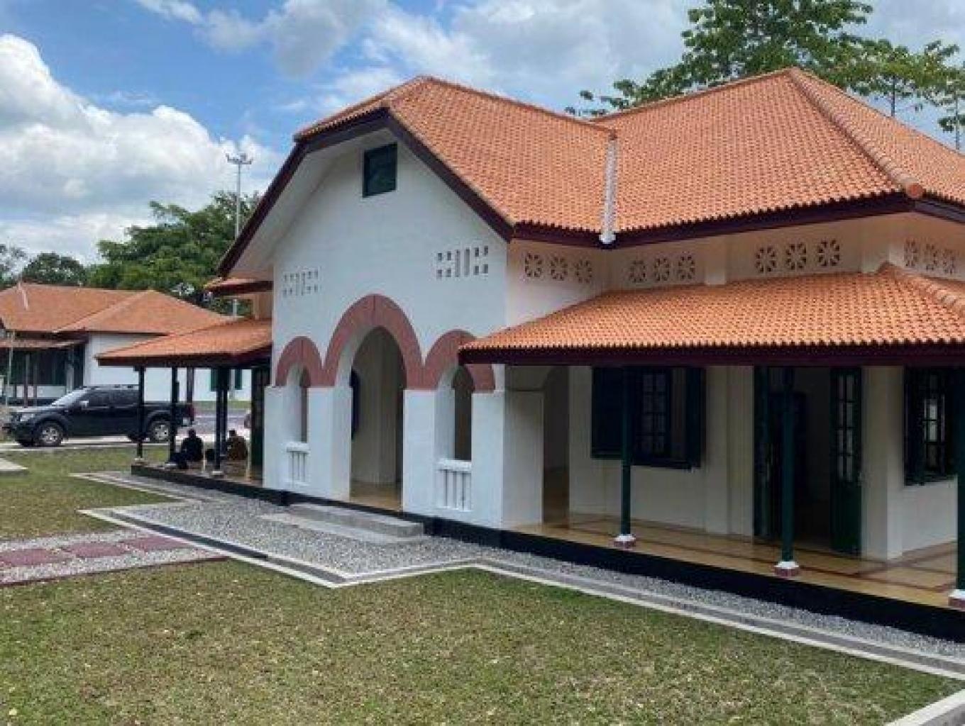 RUMAH LANDRAAD DAN CONTROULER