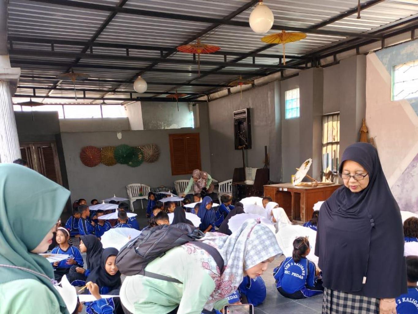 MELUKIS PAYUNG
