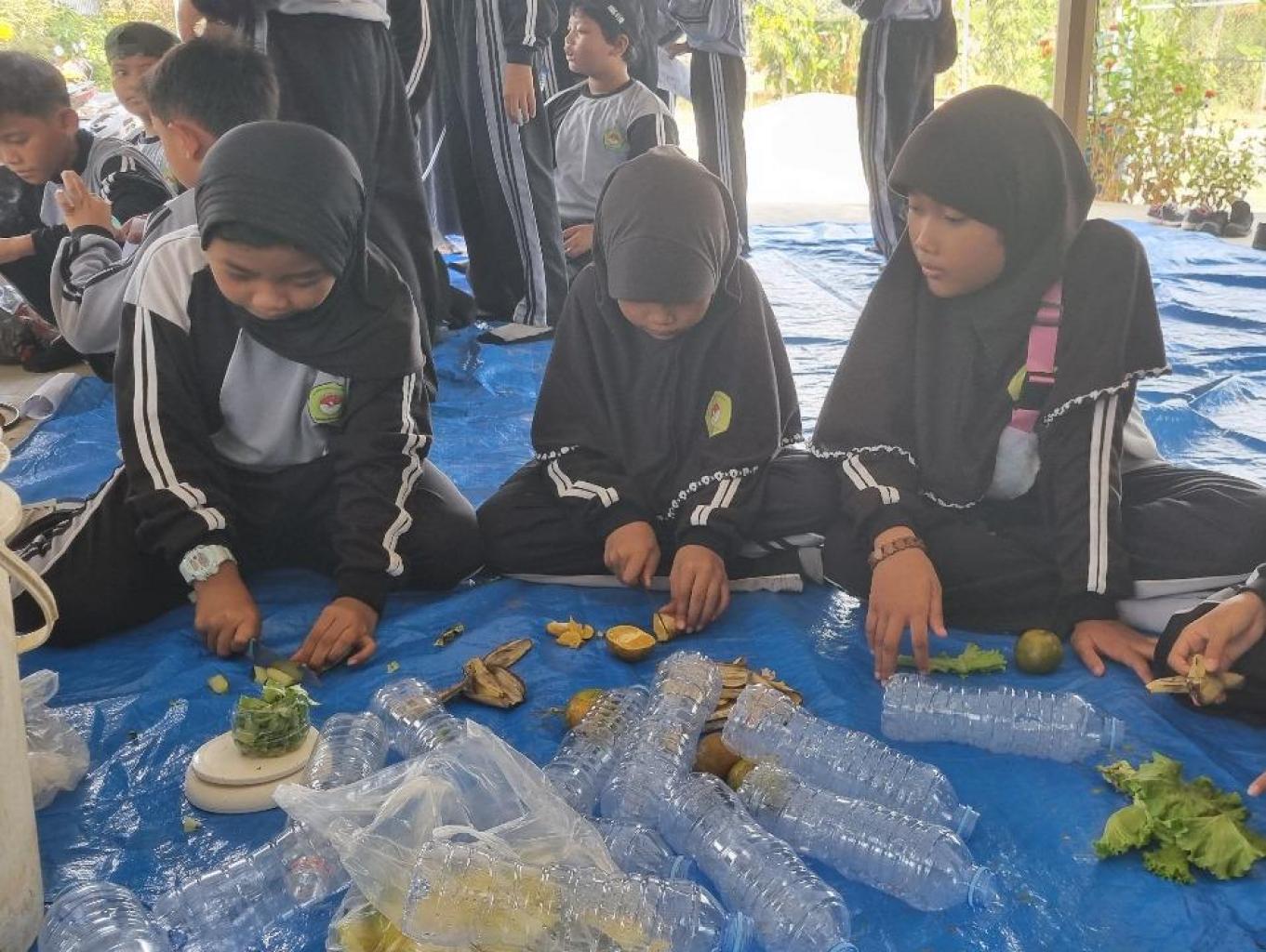 Edukasi Membuat Pupuk Organik Cair (POC)