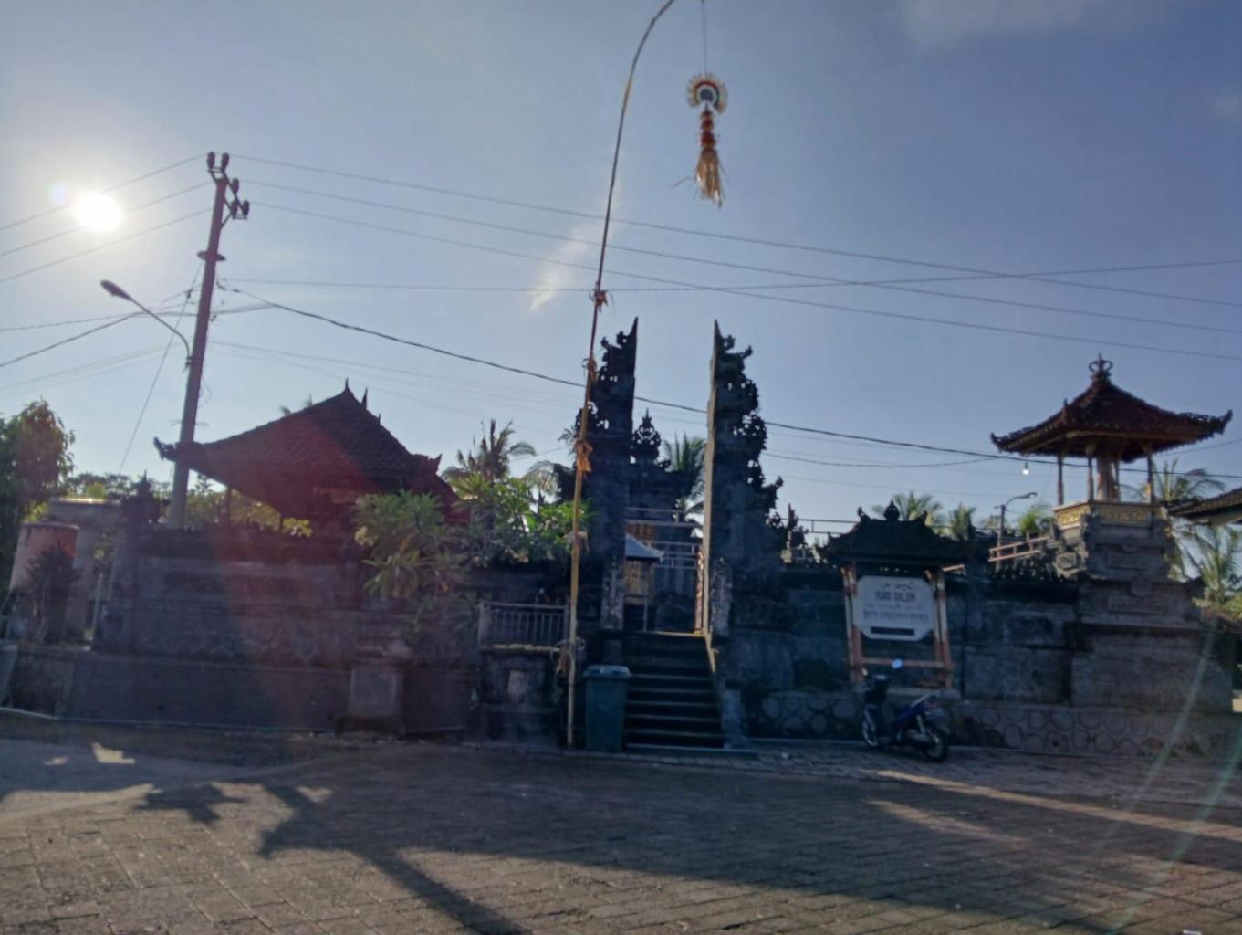 Suasana jalan desa di saat hari suci galungan