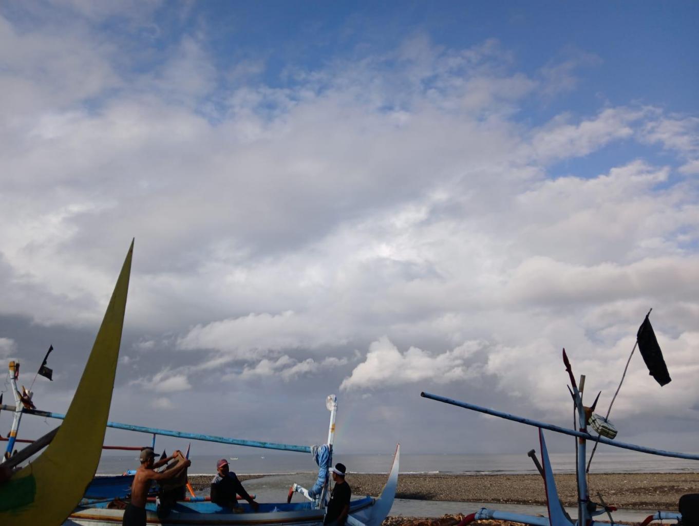 Pecinta memancing dapat menikmati memancing dengan menggunakan perahu nelayan medewi