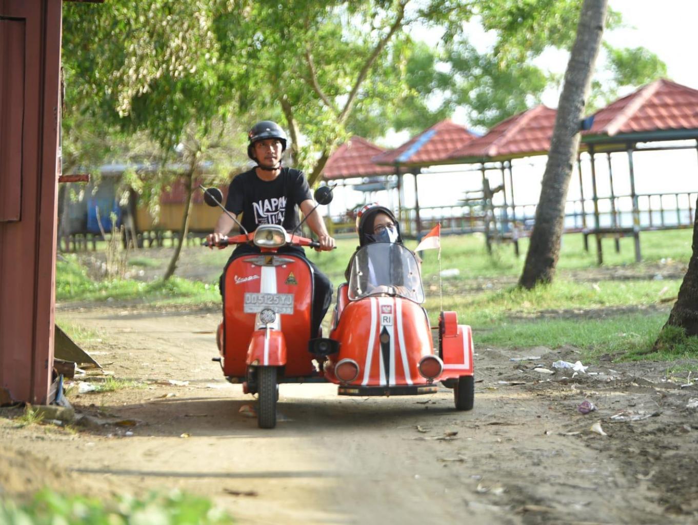 Naik Vespa Wisata