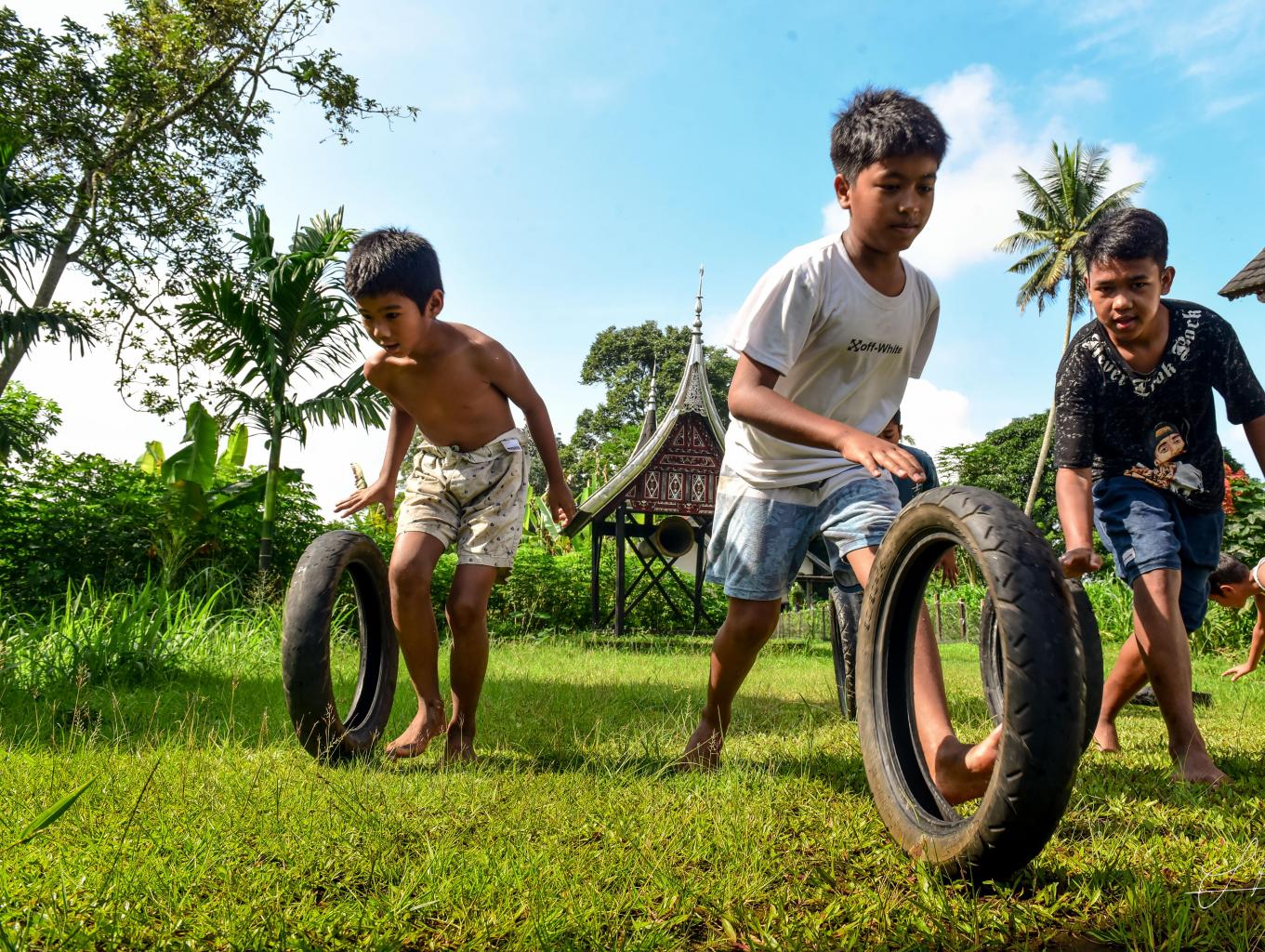 Permainan Tradisional (Bermain Roda)  untuk kegiatan wisatawan dan fotografer